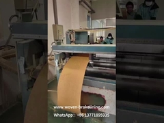 Le cinture di freno prive di amianto sono tagliate e confezionate